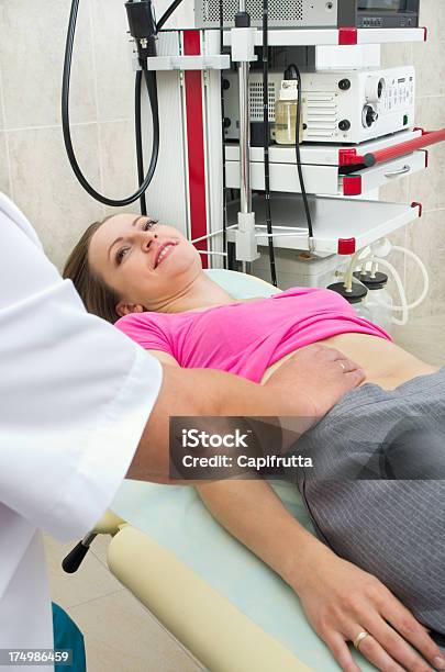 Test Di Stomaco Di Giovane Medico Donna - Fotografie stock e altre immagini di Cistifellea - Cistifellea, Accudire, Addome