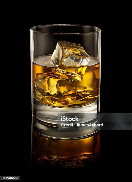 Photo libre de droit de Whiskey banque d'images et plus d'images libres de droit de Whisky - Whisky, Verre, Fond noir