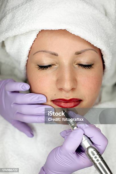 Foto de Closeup Cosmetician Faz Maquiagem Definitiva Nos Lábios e mais fotos de stock de Maquiagem permanente