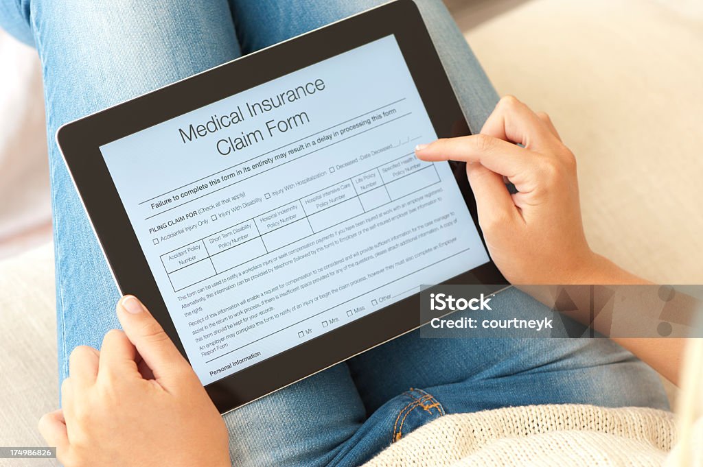 充填の医療保険のフォームにデジタルタブレット - テクノロジーのロイヤリティフリーストックフォト
