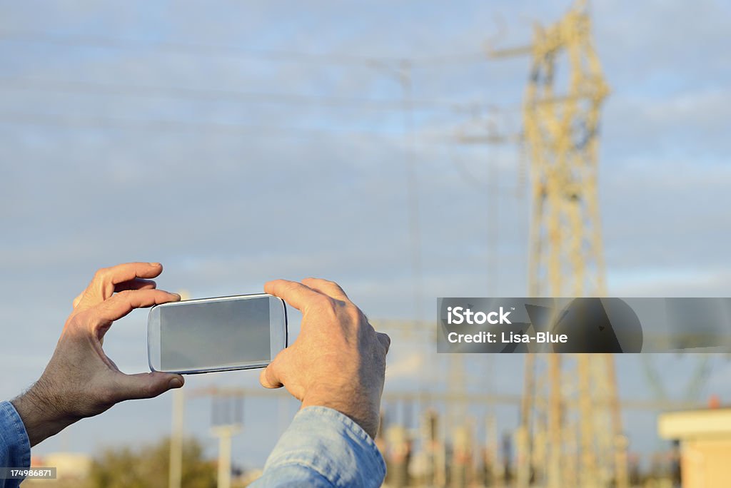 Ingénieur avec le téléphone intelligent de la Centrale thermique solaire - Photo de Adulte libre de droits
