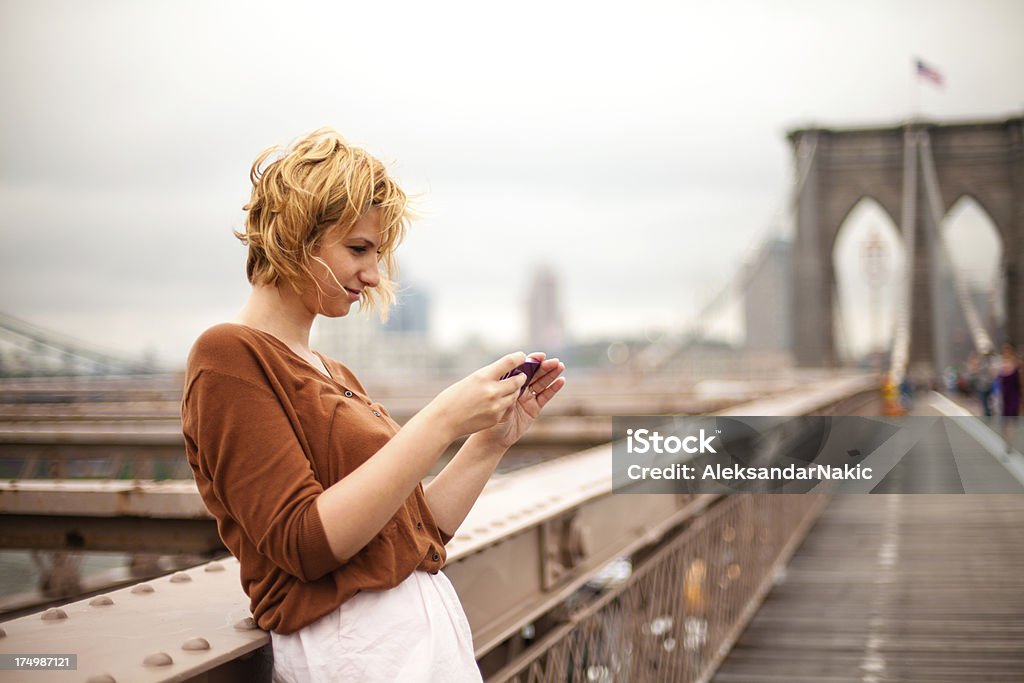 Cidade de Nova Iorque mulher com um smartphone - Royalty-free Ponte de Brooklyn Foto de stock