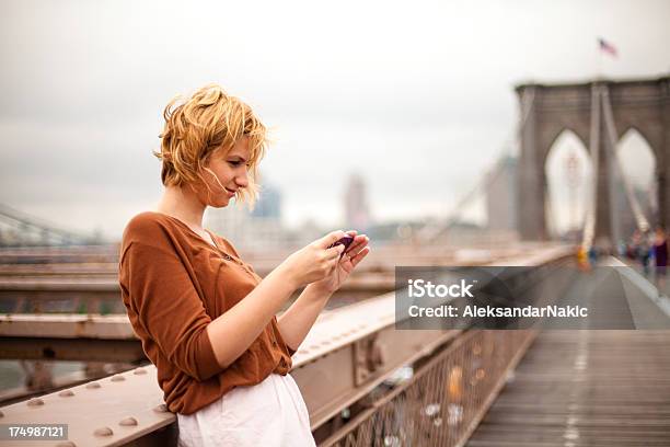 Ньюйорк Сити Женщина Используя Смартфон — стоковые фотографии и другие картинки Бруклинский мост - Бруклинский мост, Телефон, Люди
