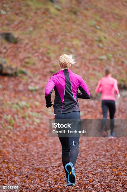 Foto de Dois Atletas Do Sexo Feminino Para Corrida Na Floresta e mais fotos de stock de Correr