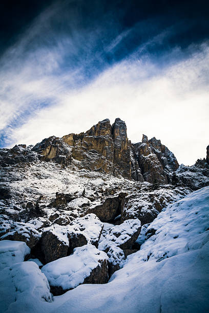 dolomites l'hiver avec la neige, latemar gamme - latemar mountain range photos photos et images de collection