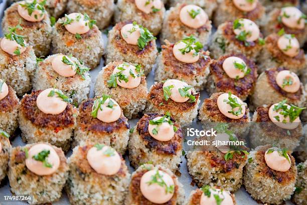 Platte Crab Cakes Im Hochzeitsempfang Für Gäste Stockfoto und mehr Bilder von Krabben - Meeresfrüchte - Krabben - Meeresfrüchte, Abnehmen, Alaska - US-Bundesstaat