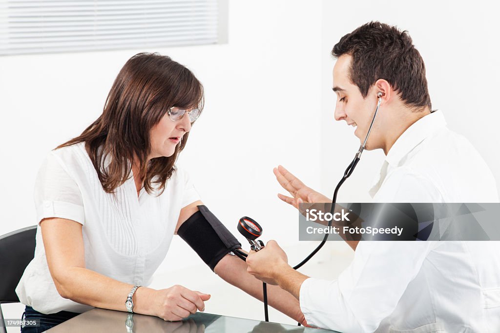 Doutor com paciente pressão de sangue - Foto de stock de Adulto royalty-free