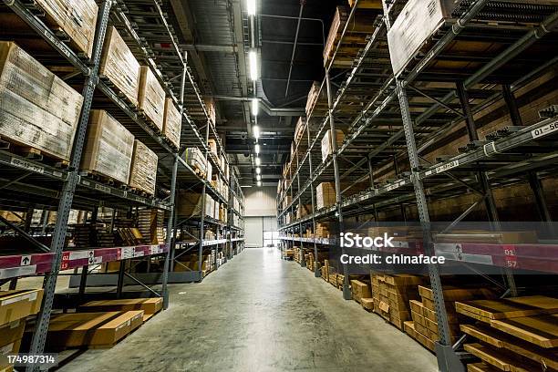 Warehouse Stockfoto und mehr Bilder von Lagerhalle - Lagerhalle, Lichtquelle, Transportpalette