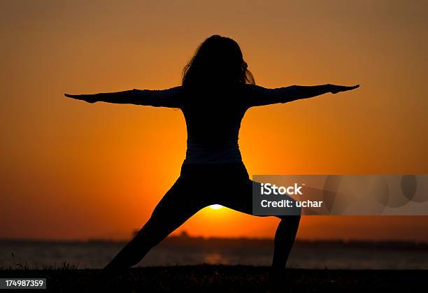 Yoga Sunsire - Fotografias de stock e mais imagens de Adulto - Adulto, Agilidade, Ao Ar Livre