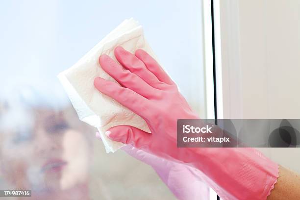 女性の窓 - きれいにするのストックフォトや画像を多数ご用意 - きれいにする, キッチンペーパー, 窓拭き作業員