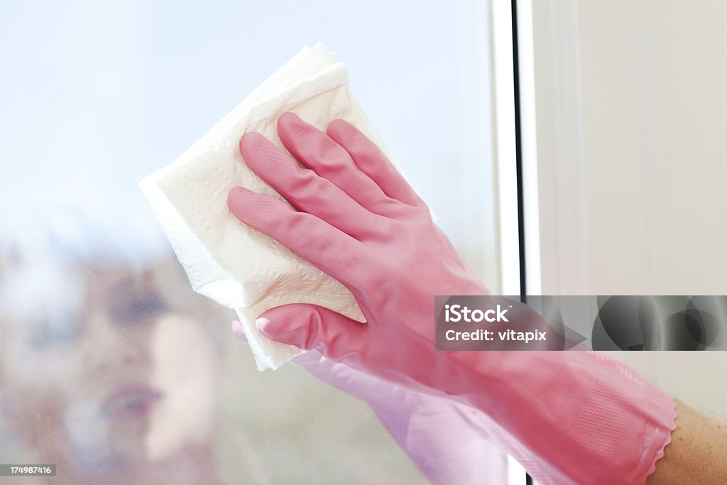 Женщина моет окна - Стоковые фото Бумажное полотенце роялти-фри