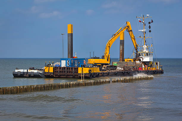 промышленный баржа с excavator на море - industrial ship earth mover barge yellow стоковые фото и изображения