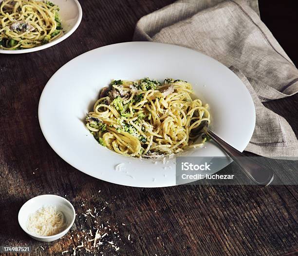 Spaghetti Con Funghi E Formaggio E Broccoli - Fotografie stock e altre immagini di Broccolo - Broccolo, Formaggio, Fungo commestibile