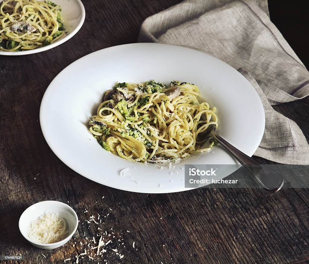 Spaghetti z grzyby, brokuły i serem - Zbiór zdjęć royalty-free (Brokuł)