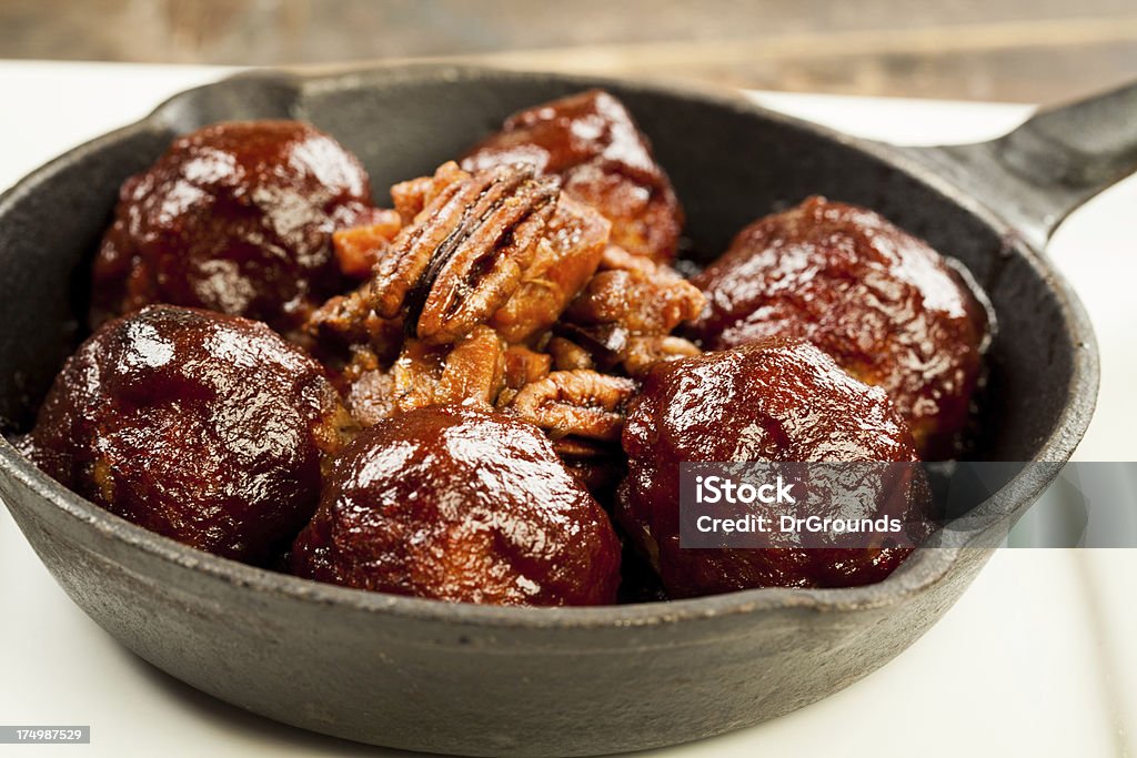 Meatballs peacans en hierro fundido con pan - Foto de stock de Albóndiga libre de derechos