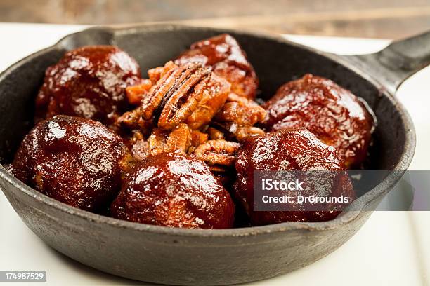 Meatballs Peacans En Hierro Fundido Con Pan Foto de stock y más banco de imágenes de Albóndiga - Albóndiga, Alimento, Cacerola