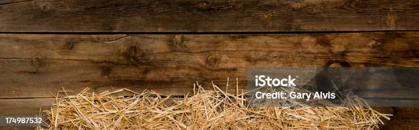 Fieno Sui Bordi Barnwoodpanorama - Fotografie stock e altre immagini di Sfondi - Sfondi, Legno, Fieno