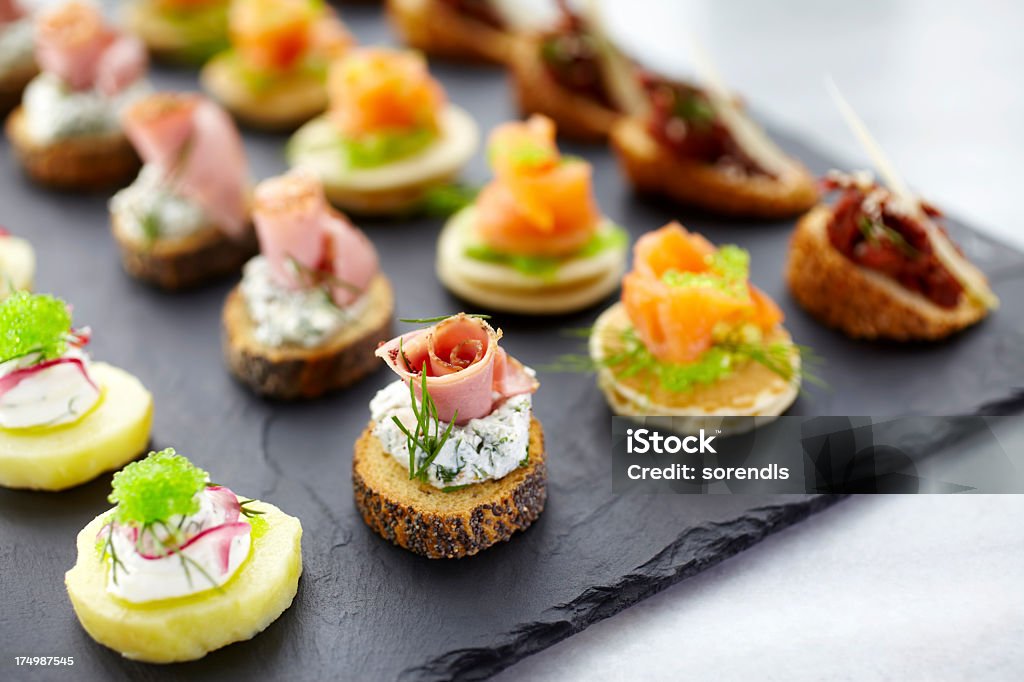 Canapés para fiesta - Foto de stock de Aperitivo - Plato de comida libre de derechos