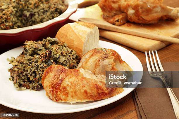 Arrosto Di Pollo Con Spinaci Al Forno - Fotografie stock e altre immagini di Arrosto - Cibo cotto - Arrosto - Cibo cotto, Carne, Carne di pollo