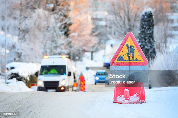 Roadwork Na Estrada De Inverno - Fotografias de stock e mais imagens de Construção de Estrada - Construção de Estrada, Inverno, Neve