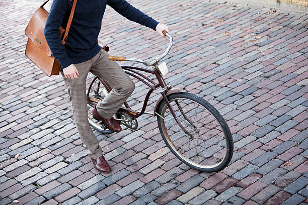 homem com saco de mensageiro e bicicleta antiga - sc0581 imagens e fotografias de stock