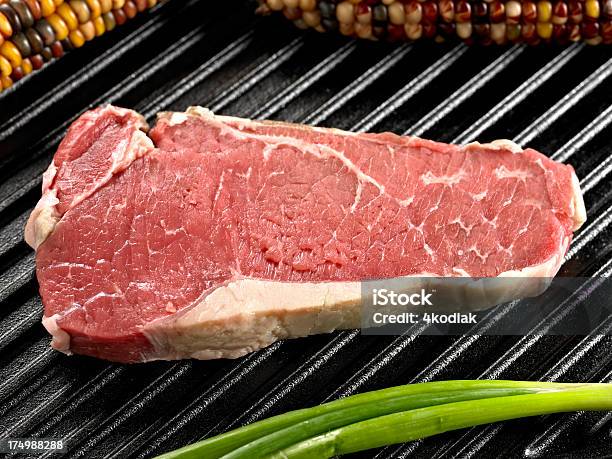 Surowy Stek Z Nowego Jorku - zdjęcia stockowe i więcej obrazów Barbecue - Barbecue, Czerwone mięso, Fotografika