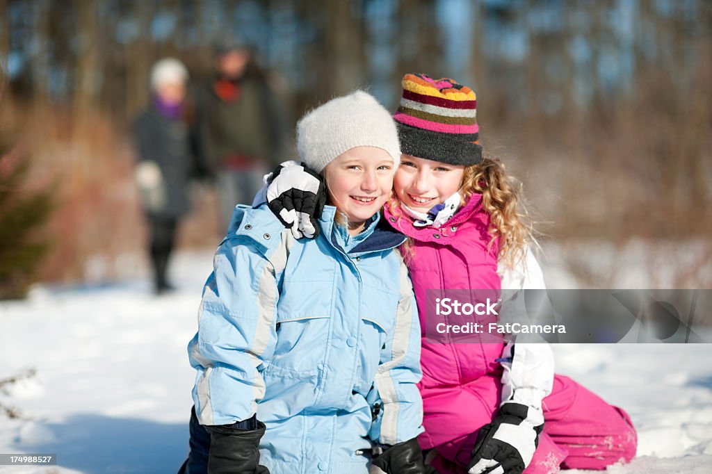 Familia en la nieve - Foto de stock de 10-11 años libre de derechos