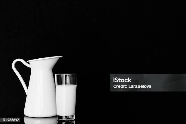 Brocca E Il Bicchiere Di Latte - Fotografie stock e altre immagini di Latte - Latte, Bricco, Sfondo nero