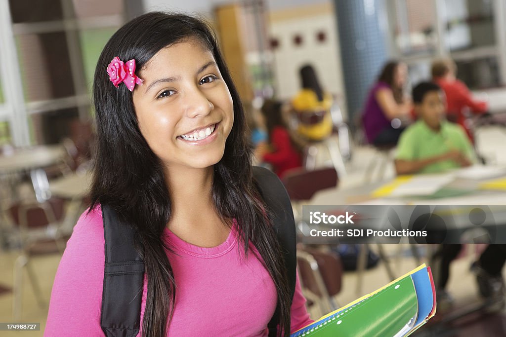 Ensino médio garota sorridente segurando livros na cafeteria - Foto de stock de Cantina royalty-free