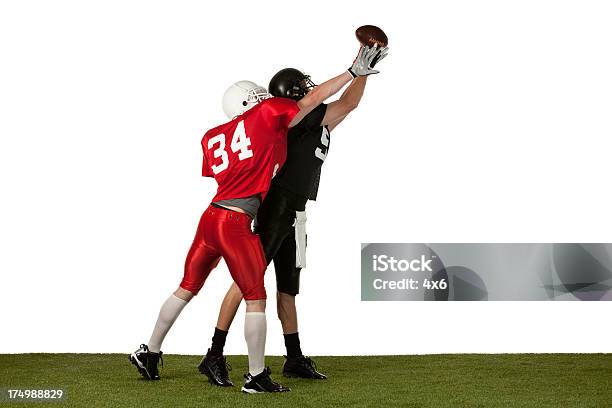 American Football Players En Acción Foto de stock y más banco de imágenes de 20 a 29 años - 20 a 29 años, Accesorio de cabeza, Actividad