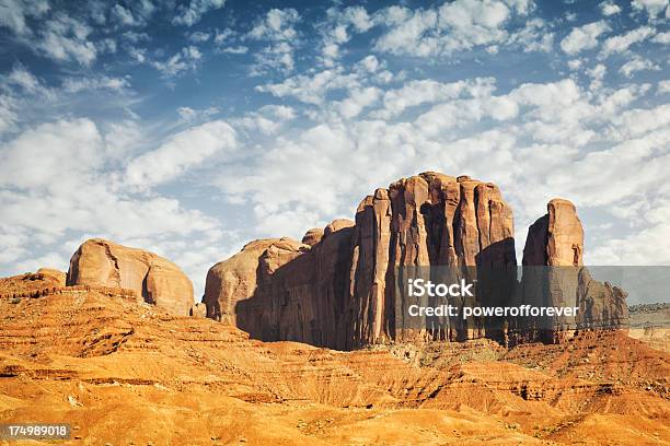 Wielbłąd Buttemonument Valley - zdjęcia stockowe i więcej obrazów Badlands - Badlands, Bez ludzi, Camel Butte