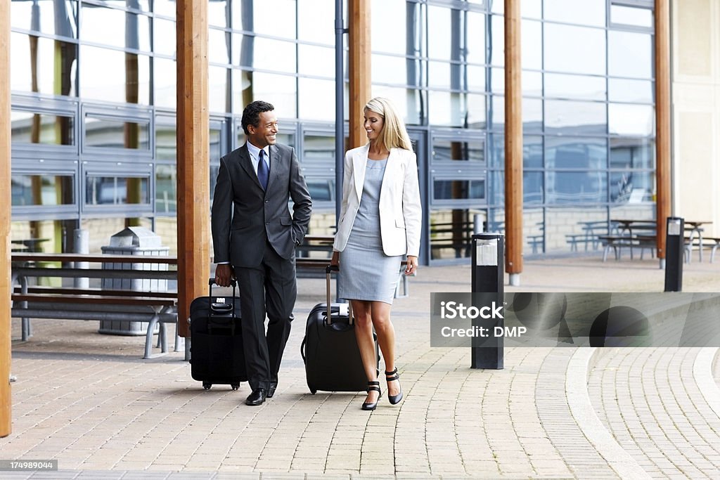 Geschäftsleute, die an einem Flughafen mit Ihren Koffer - Lizenzfrei Flughafen Stock-Foto
