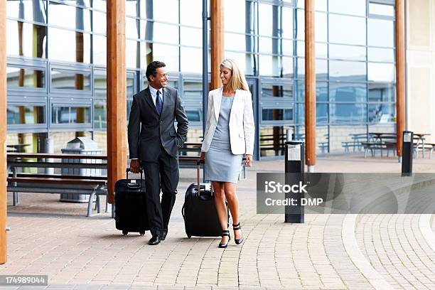 Geschäftsleute Die An Einem Flughafen Mit Ihren Koffer Stockfoto und mehr Bilder von Flughafen