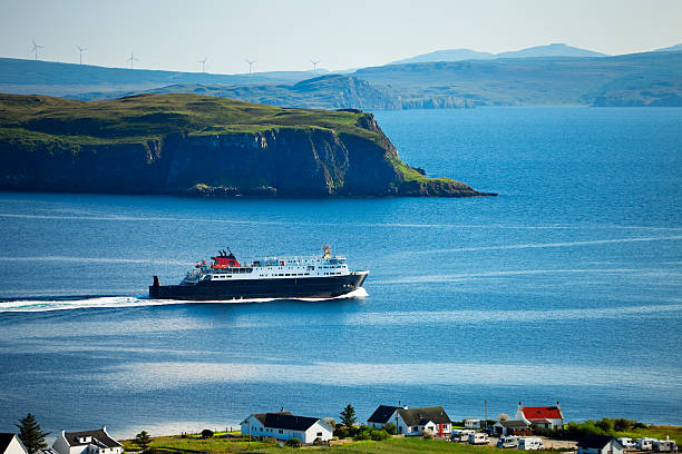 ferry salir uig en isla de skye, interior islas hébridas, escocia - ferry fotografías e imágenes de stock