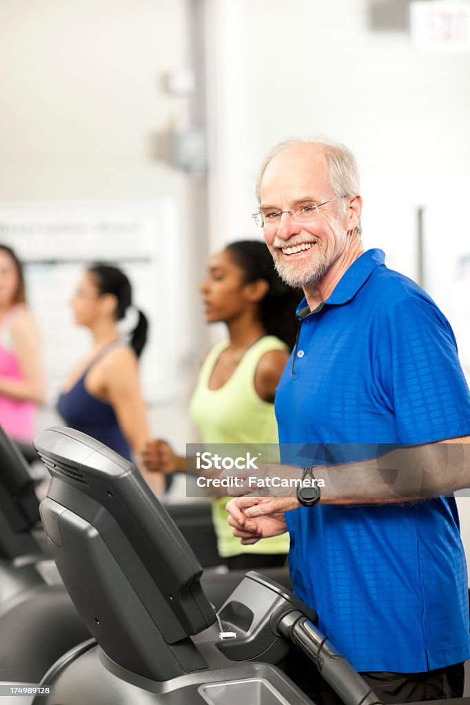 Corriendo en la máquina trotadora - Foto de stock de 50-59 años libre de derechos