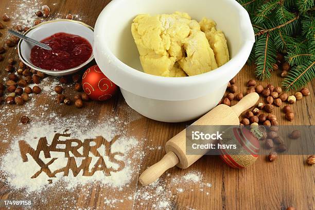 Photo libre de droit de Faire Cuire Les Cookies De Noël banque d'images et plus d'images libres de droit de Aliment - Aliment, Art et Artisanat, Artisanat