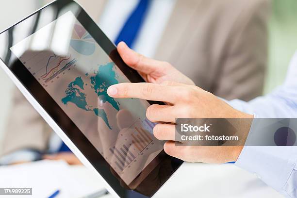 Analysieren Finanzielle Berichte Auf Tablet Pc Stockfoto und mehr Bilder von Karte - Navigationsinstrument - Karte - Navigationsinstrument, Gerätebildschirm, Globus