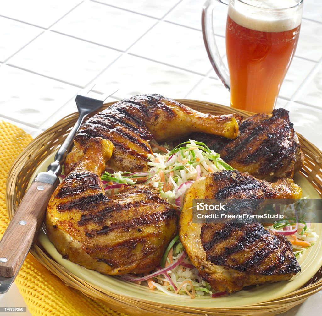 Cosce di pollo alla griglia con slaw - Foto stock royalty-free di Coscia - Gamba umana