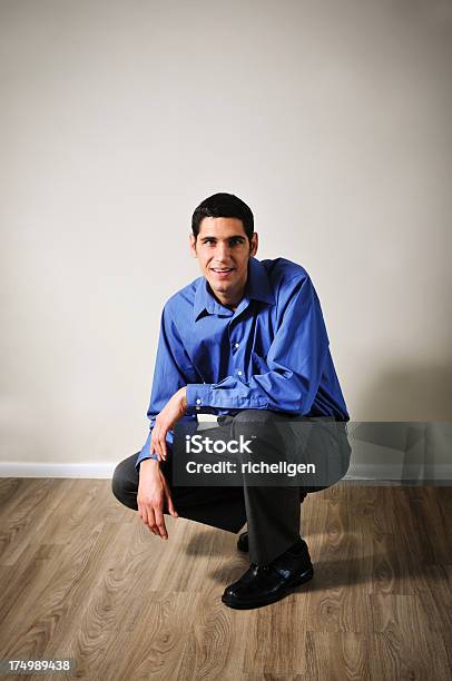 Crouching Un Hombre De Negocios Foto de stock y más banco de imágenes de Adulto - Adulto, Adulto joven, Agacharse