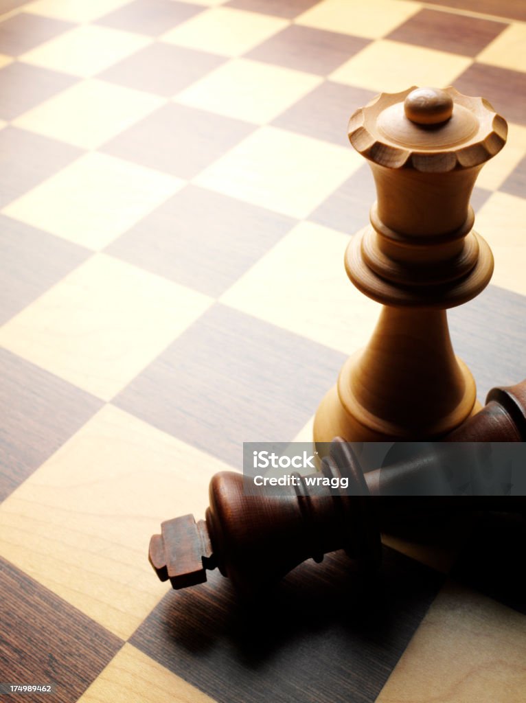 킹, 퀸 개 한 체스판 - 로열티 프리 0명 스톡 사진
