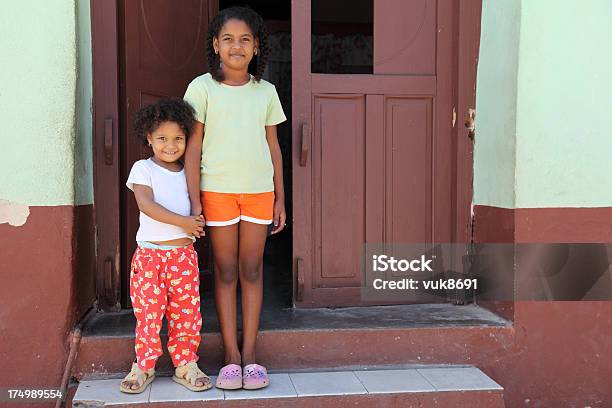 Cute Little Irmãs - Fotografias de stock e mais imagens de 6-7 Anos - 6-7 Anos, 8-9 Anos, Aluna