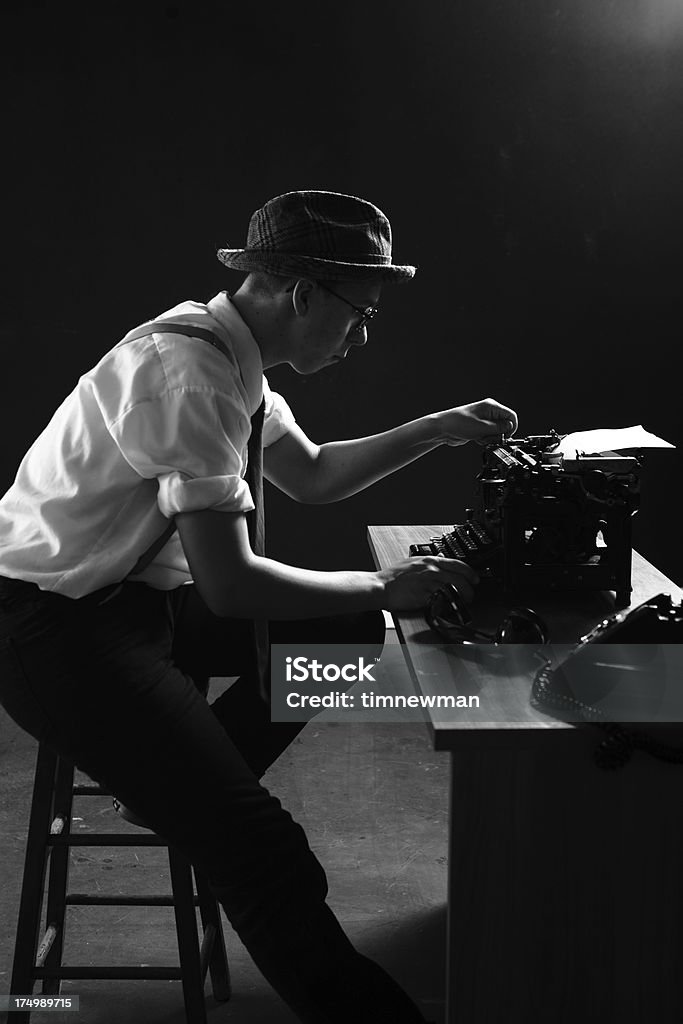 1920 е Reporter работает поздно часов на преодоление новостей - Стоковые фото 1920-1929 роялти-фри