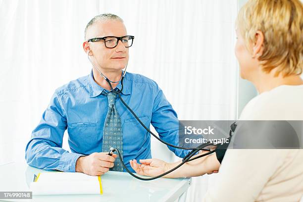 熟年女性が血圧検査します - 2人のストックフォトや画像を多数ご用意 - 2人, 30代, 50代