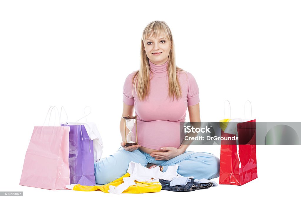 Счастливый беременная женщина с шопинг сумки и hour glass - Стоковые фото Беременная роялти-фри
