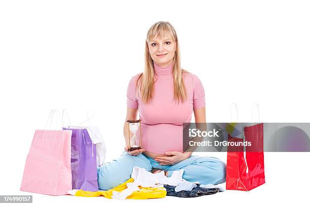 Счастливый Беременная Женщина С Шопинг Сумки И Hour Glass — стоковые фотографии и другие картинки Беременная