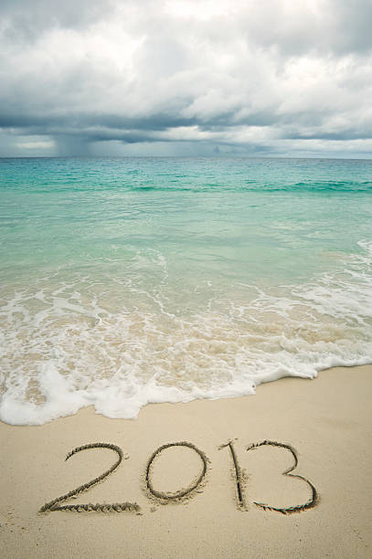zabarwiona wiadomość na tropikalnej plaży 2013 r. - 2013 beach sand new years eve zdjęcia i obrazy z banku zdjęć