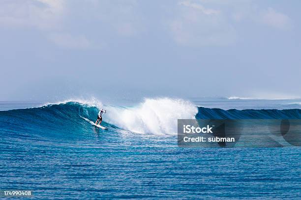 Paddle Surf Onda Di Equitazione - Fotografie stock e altre immagini di Acqua - Acqua, Adulto, Atollo di Male