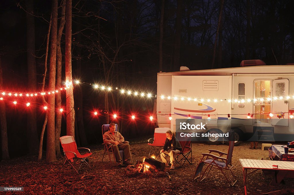 RV campsite 야간에만, 크리스마스 조명 - 로열티 프리 캠핑카 스톡 사진