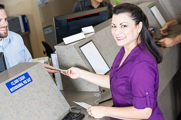 mulher fazendo depósito entregar dinheiro para caixa de banco - bank teller bank check asian ethnicity imagens e fotografias de stock