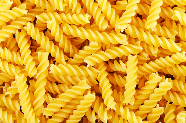 massa fusilli fundo - dry pasta fusilli comfort food imagens e fotografias de stock